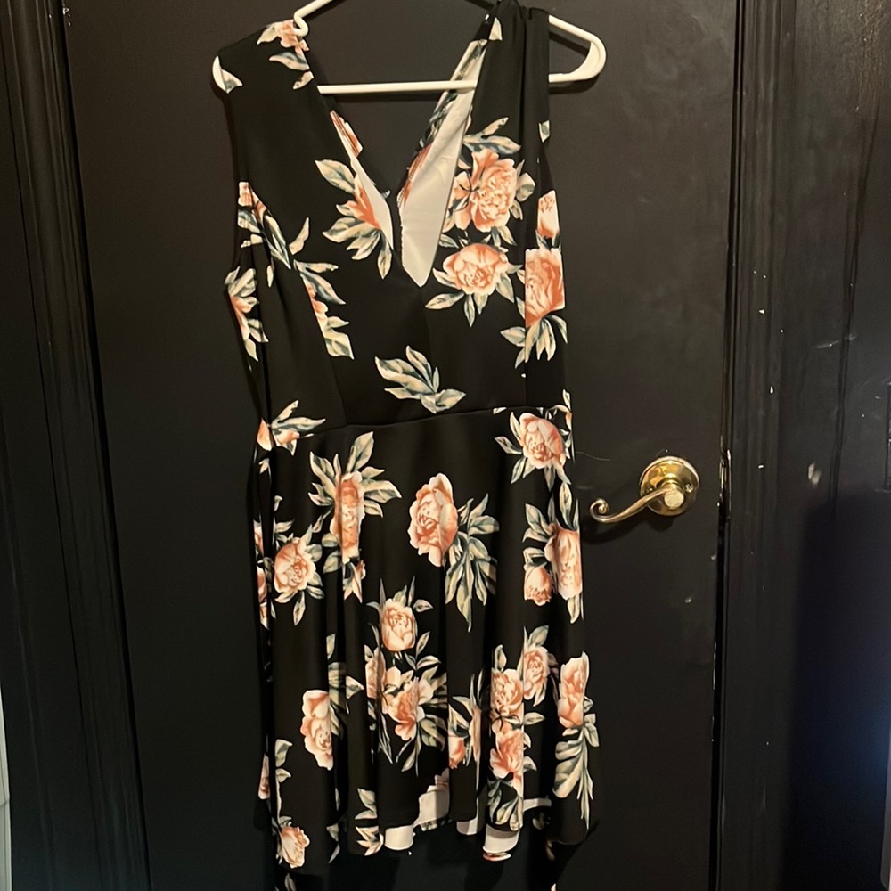Madrag floral midi dress- deep v-neck with a tie-able back detail. Size 2x